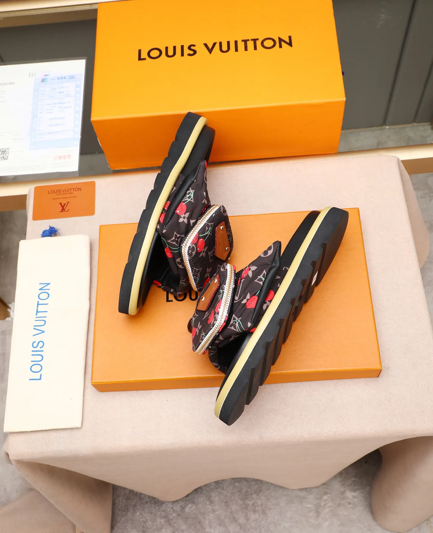 PP400 couple model with drawer box [LOUIS VUITTON] Louis Vuitton, the latest LV official website printed wallet and men's and women's slippers🔥🔥🔥 are now on the market. The drawer box is packed with cloth bags and cards. The upper pattern looks very soft and waxy, and it is a super versatile leg slimming tool. Fabric: Imported denim/down silk cotton embossed, official website pattern printing, lining: water-dyed sheepskin down filling, comfortable to wear, feet: high elastic PU water table. Sole: foam sole, heel height: about 5cm. Size 35-46, 35, 45 and 46 are custom-made and cannot be returned or exchanged. Color: multiple colors available.